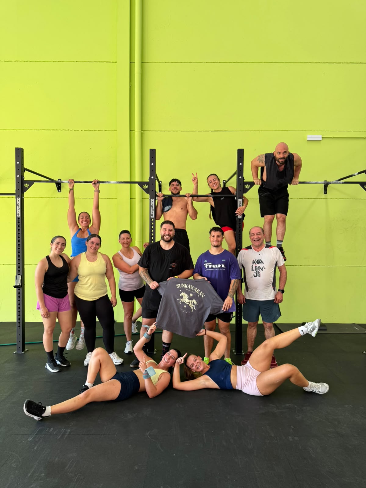 Clase de entrenamiento funcional en grupo en el gimnasio Sunkawakan